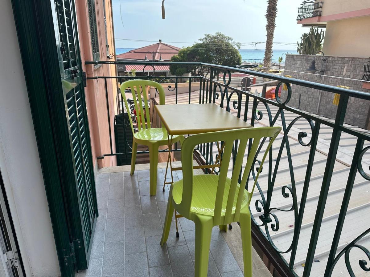 Апартаменты Casa Angela Vista Mare Вентимилья Экстерьер фото